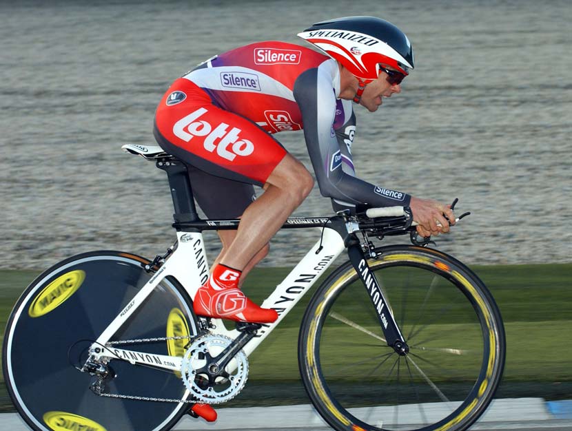 Cadel in the TT: Now and then… Evans has always had an extreme stance on his time trial bike. In 2009 his team’s bike supplier had to customise a frame to allow him to get as low as he wanted. Photo: Graham Watson