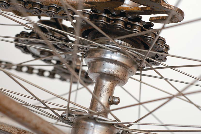 Although Shimano pioneered the modern use of the ‘cassette’ rear hub in the late 1970s, it was far from the inventor of the system. The Bayliss and Willey clutch hub was only one of many early incarnations, allowing for the selection of individual cogs to suit the terrain you expected to encounter that day. 